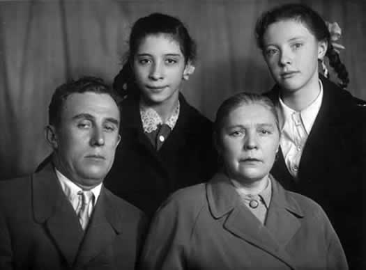Михаил Косенков с семьей. Москва-1960
