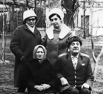 Наталья Косенкова в гостях у тетки Марии Богатыревой. Коканд-1980