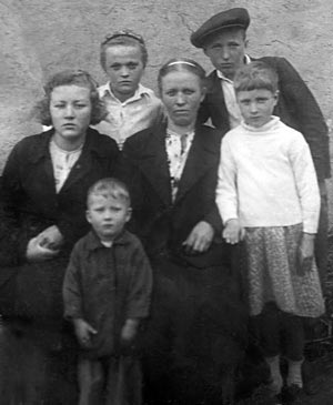 Софья Ножкина с детьми. Лето 1942